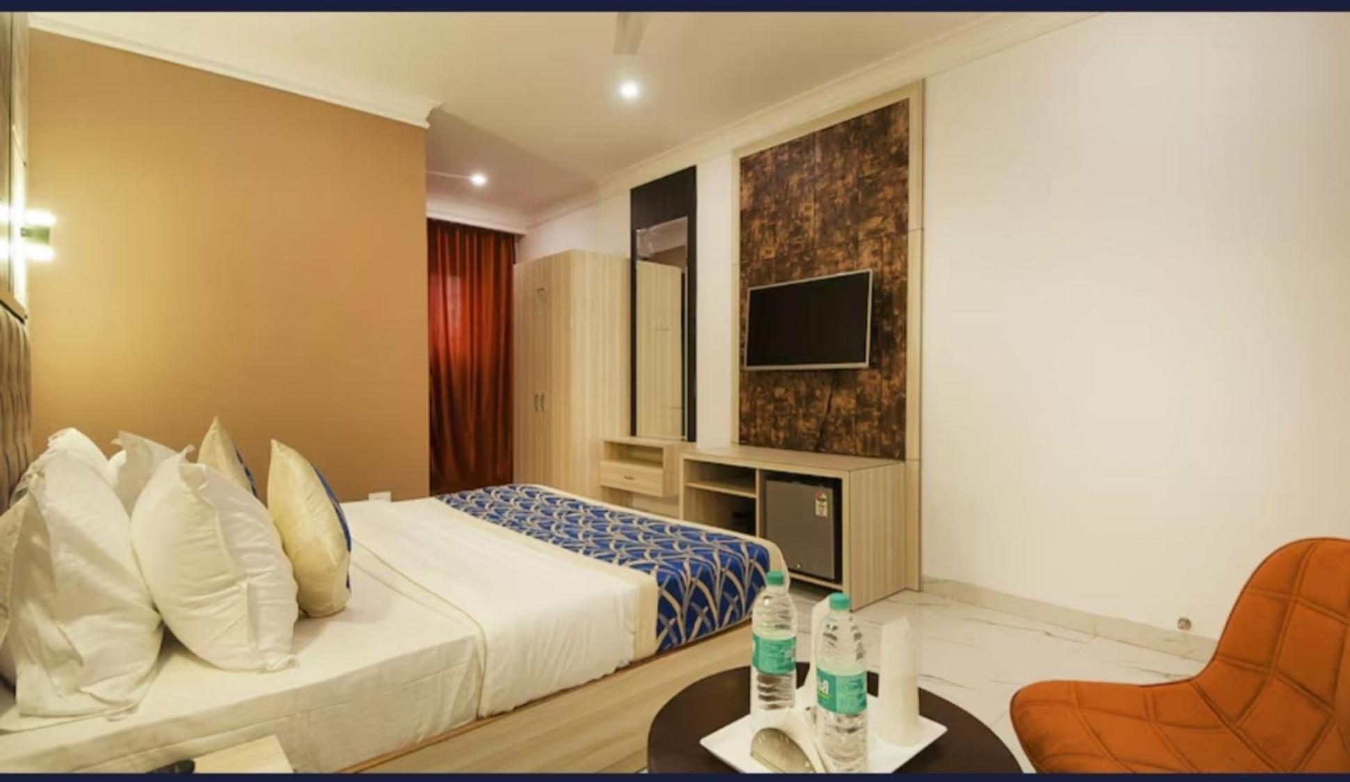 The Almora Residency - Complimentary Airport Trasnfer Hotel New Delhi Room photo